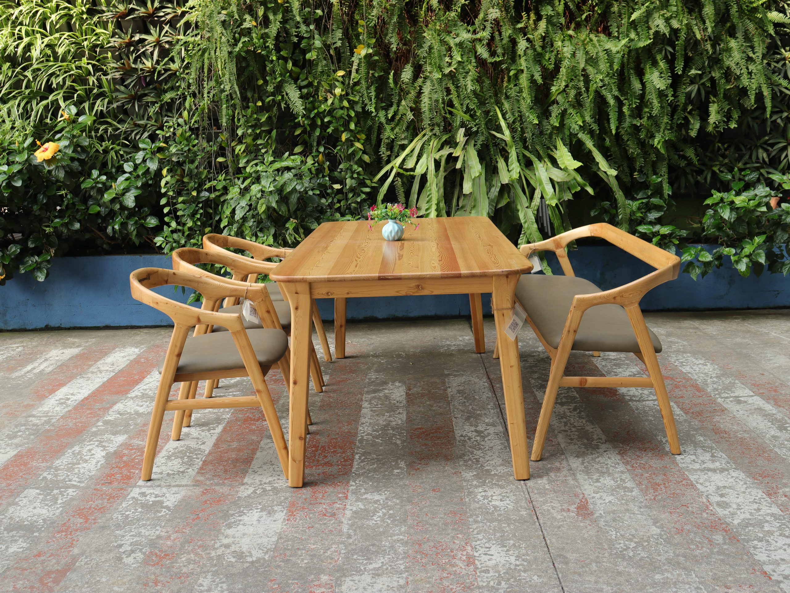 Bộ bàn ăn gỗ thông nệm xám đậm - Hình ảnh 2