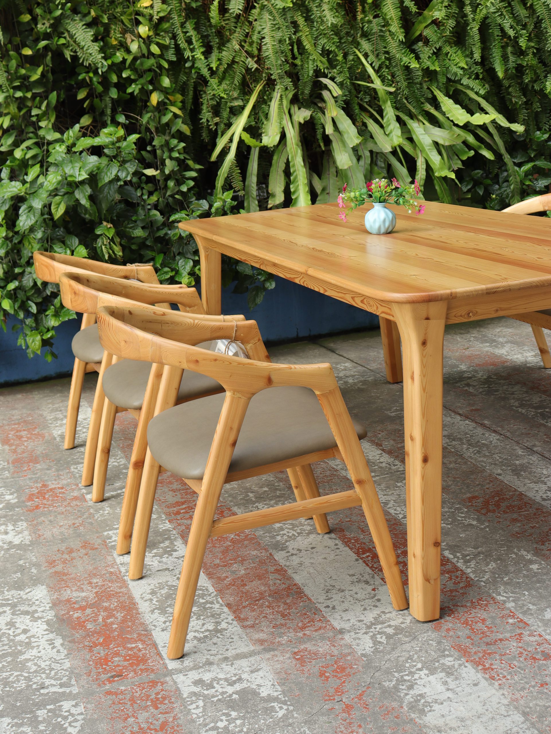 Bộ bàn ăn gỗ thông nệm xám đậm - Hình ảnh 4