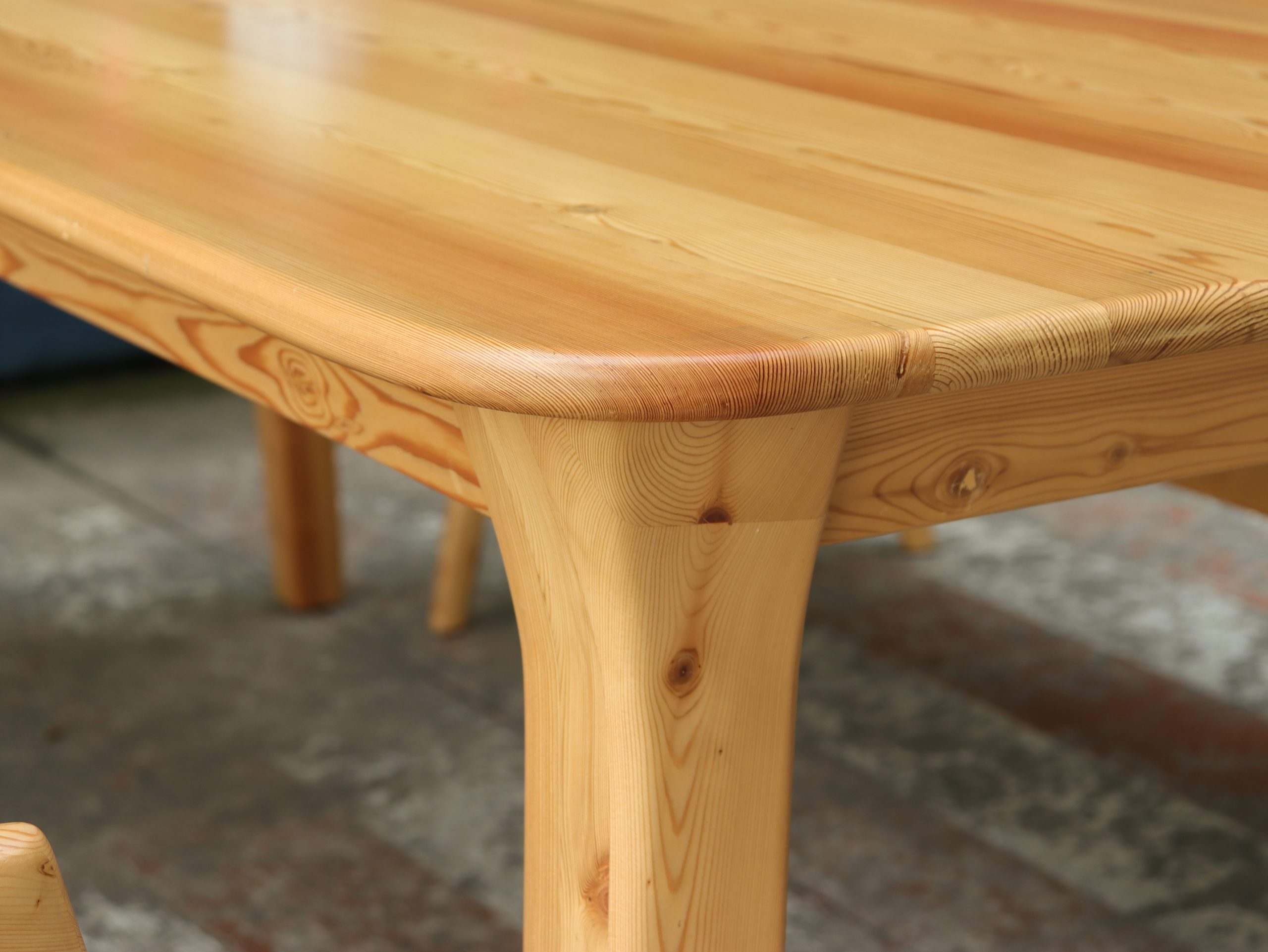 Bộ bàn ăn gỗ thông nệm xám đậm - Hình ảnh 3